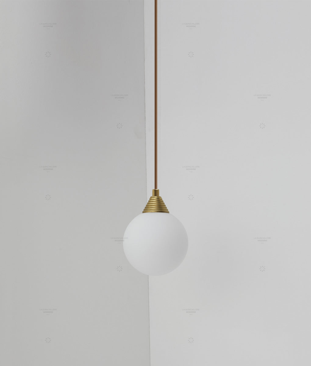 Suspension "Babel", verrerie boule en opaline, La Quincaillerie moderne