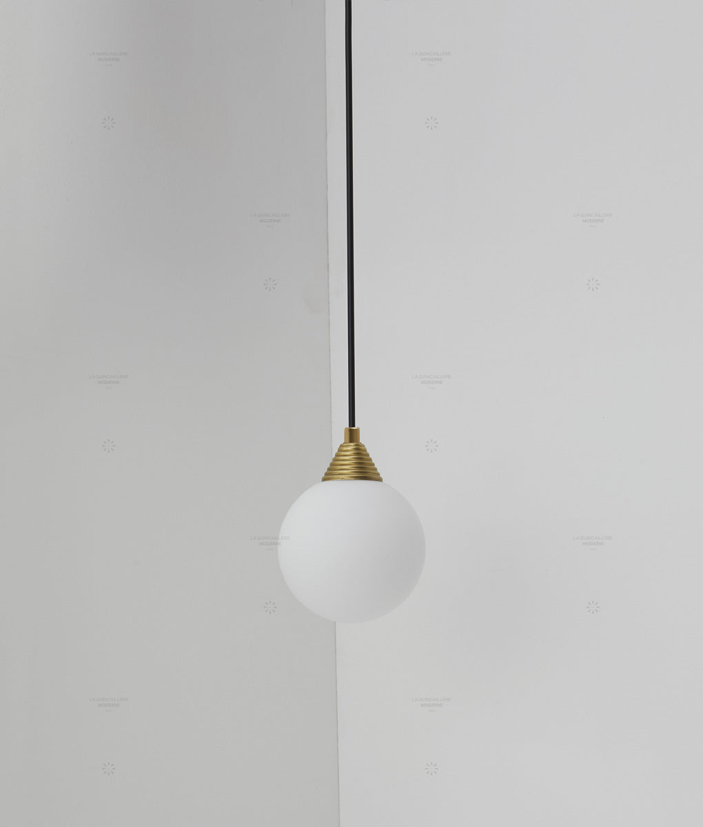 Suspension "Babel", verrerie boule en opaline, La Quincaillerie moderne