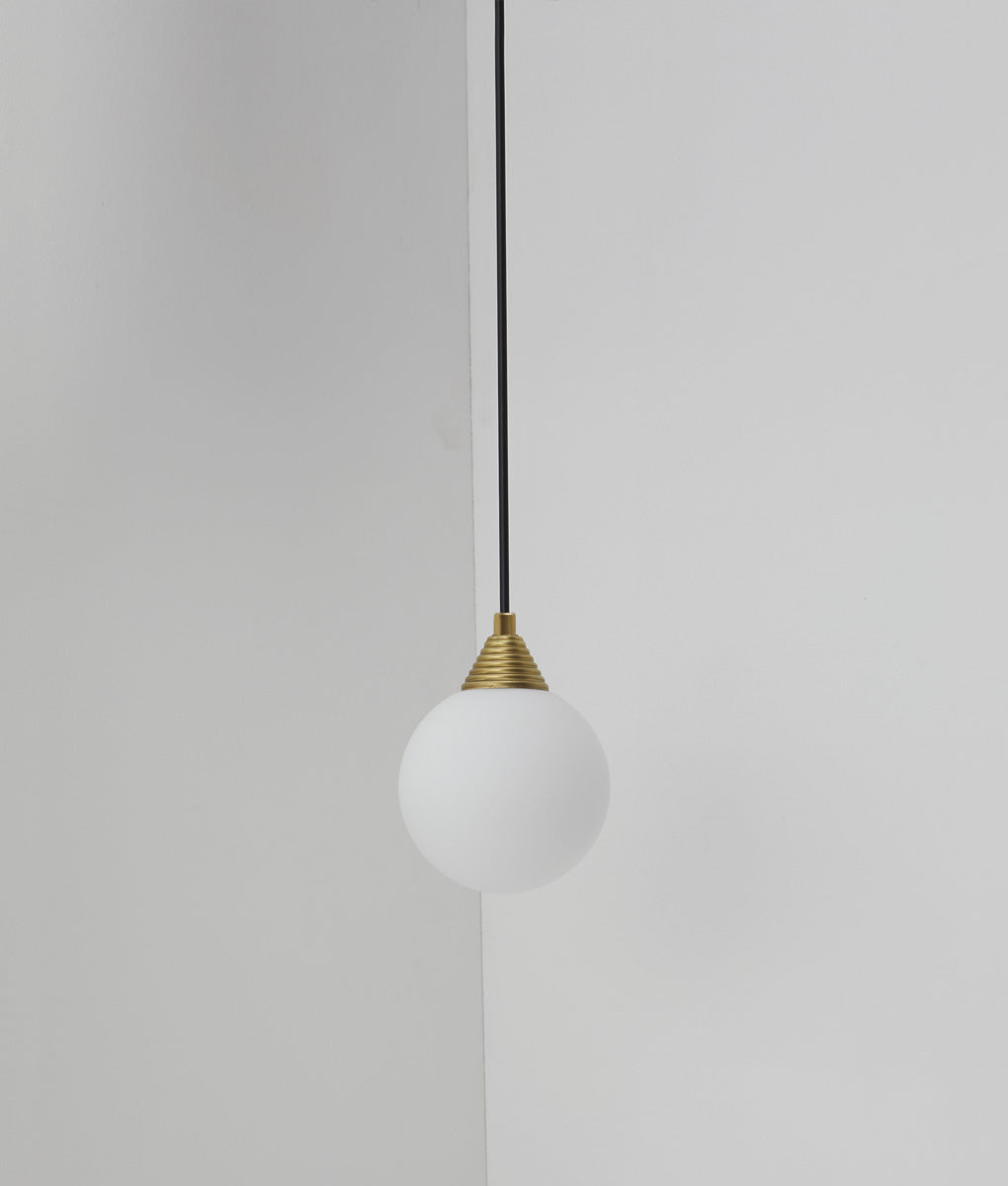 Suspension "Babel", verrerie boule en opaline, La Quincaillerie moderne