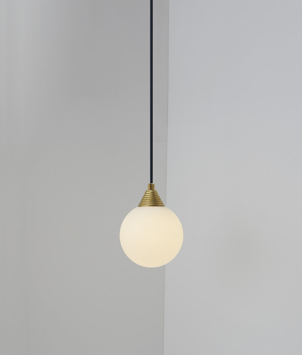 Suspension "Babel", verrerie boule en opaline, La Quincaillerie moderne