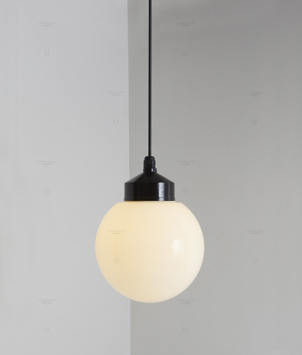 Suspension "Bauhaus", verrerie boule en opaline, grand modèle