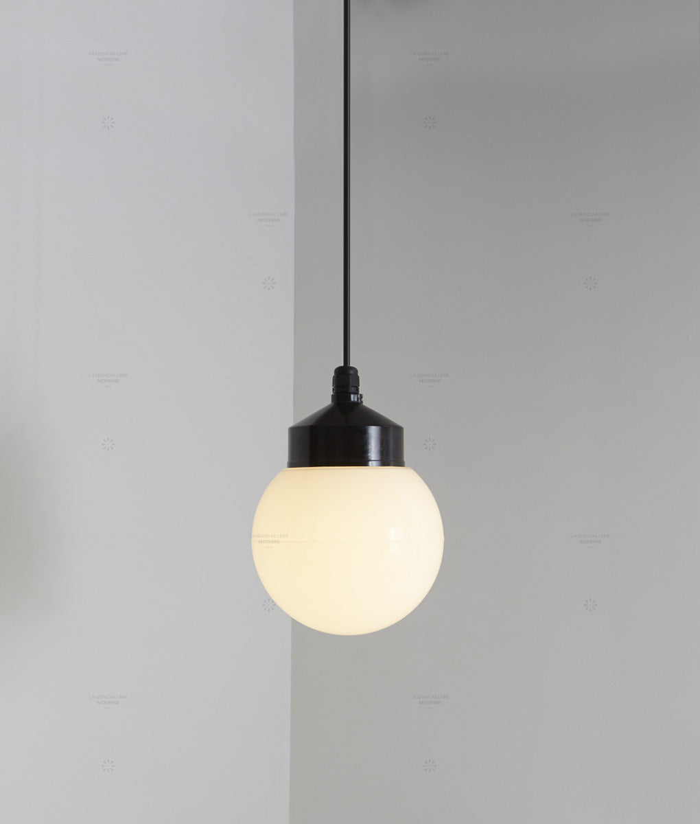 Suspension "Bauhaus", verrerie boule en opaline, petit modèle - ø 15 cm