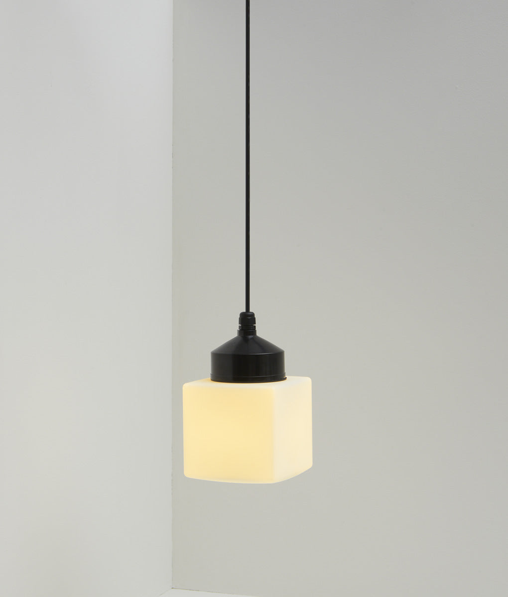 La Quincaillerie moderne - Suspension "Bauhaus", noir opaline blanche