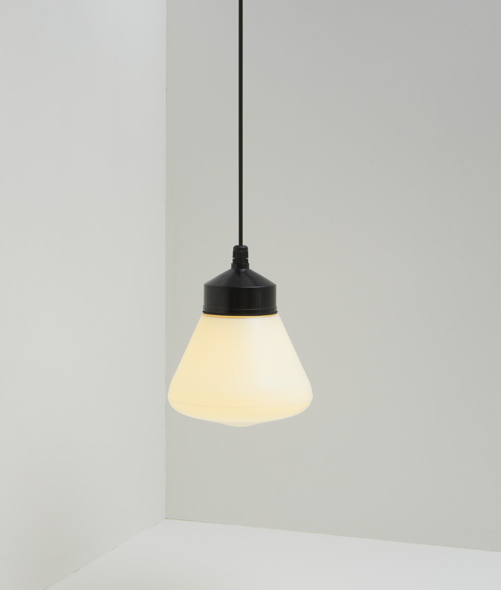 La Quincaillerie moderne - Suspension "Bauhaus", noir opaline blanche