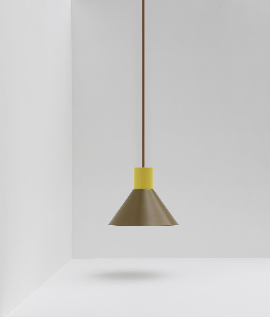 Suspension conique "Belle de nuit", brun mordoré et jaune bouton d'or, câble marron - La Quincaillerie moderne