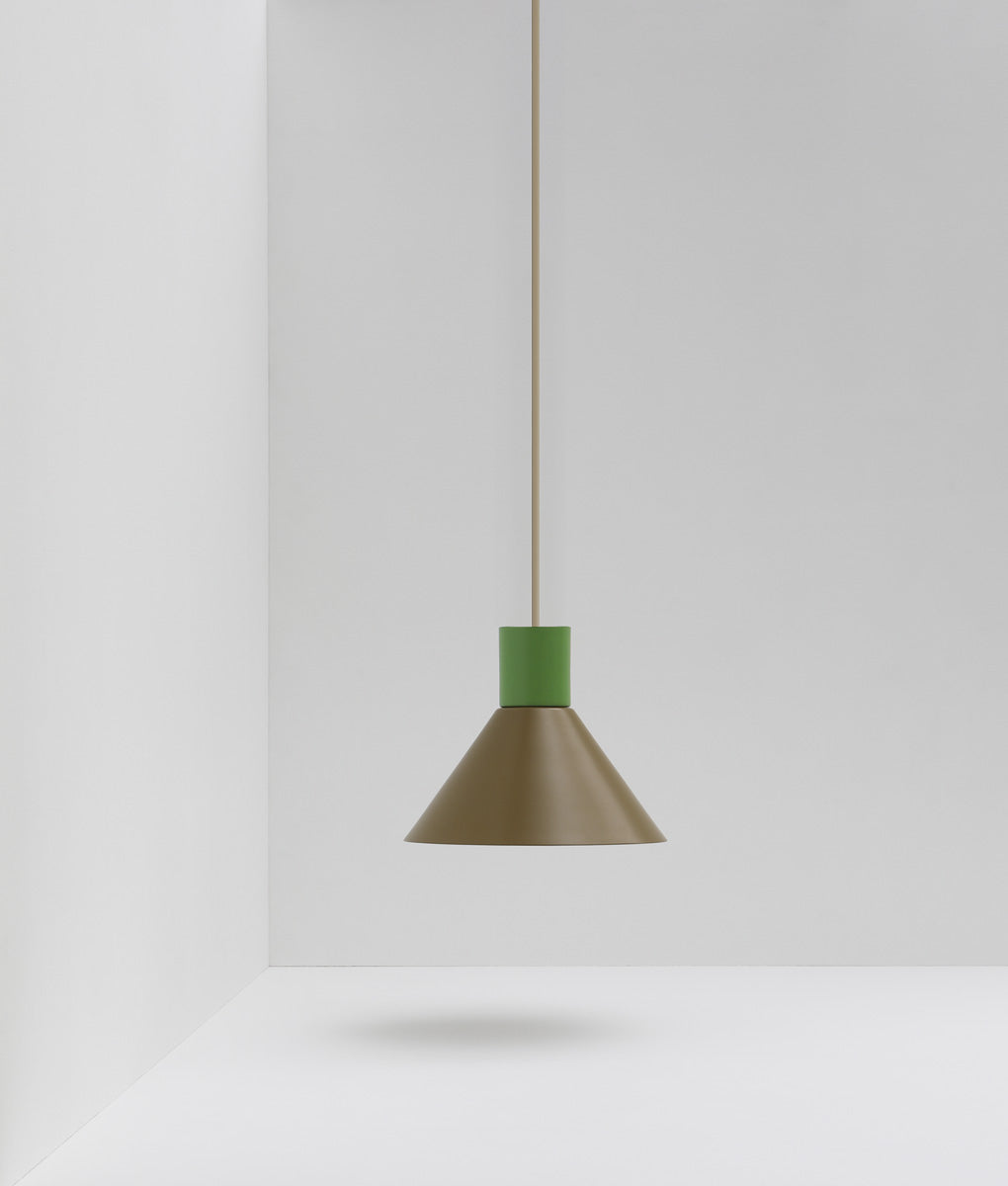 Suspension conique "Belle de nuit", brun mordoré et vert champêtre, câble crème - La Quincaillerie moderne