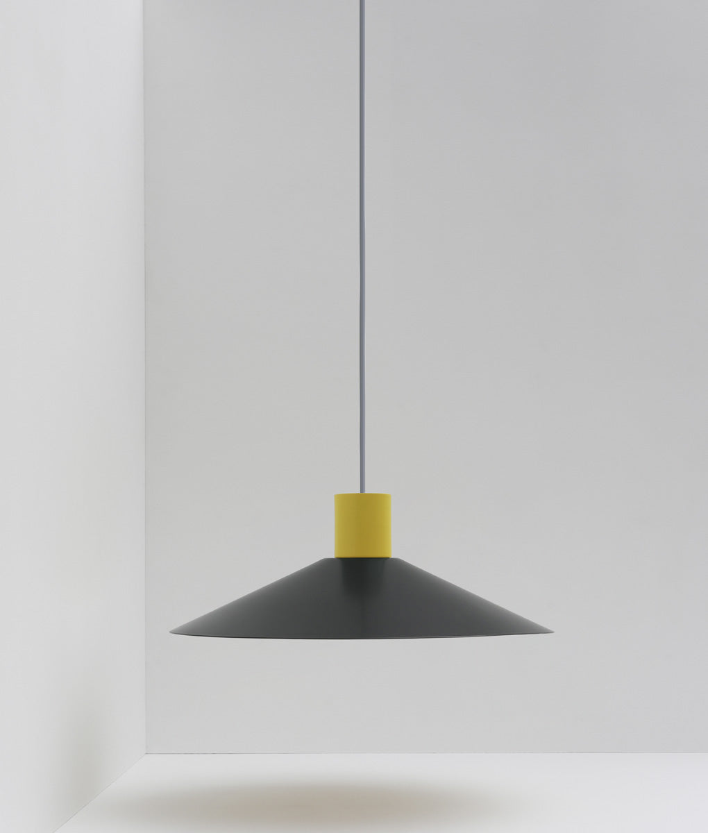 Suspension évasée "Belle de nuit", grand modèle, noir et jaune bouton d'or, câble gris-bleu - La Quincaillerie moderne