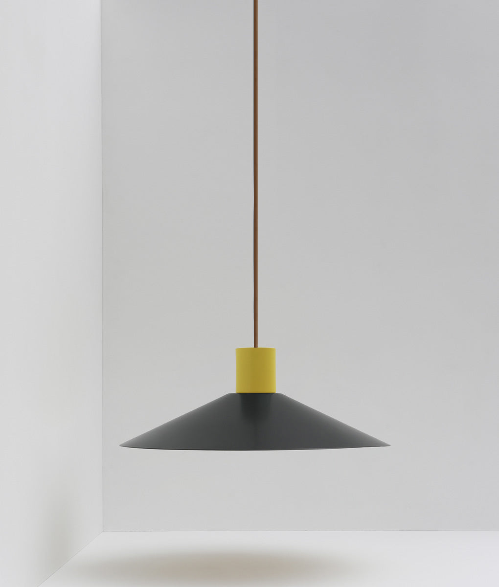 Suspension évasée "Belle de nuit", grand modèle, noir et jaune bouton d'or, câble marron - La Quincaillerie moderne
