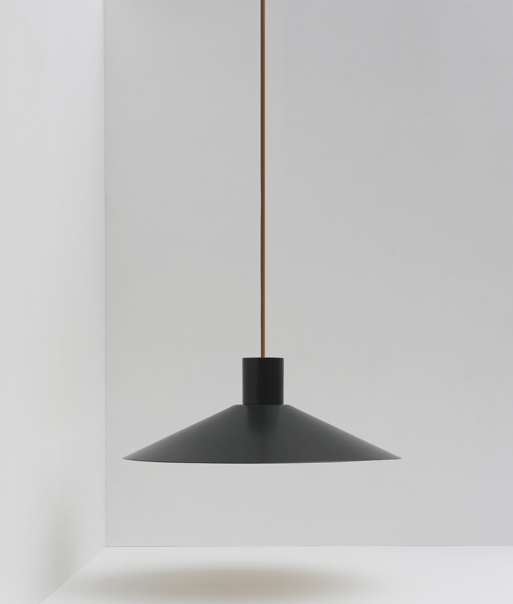 Suspension évasée "Belle de nuit", grand modèle, noir, câble marron - La Quincaillerie moderne