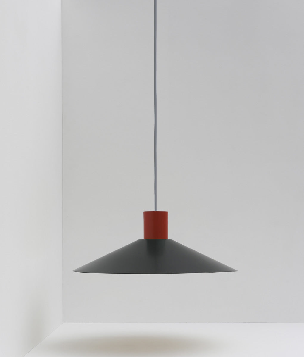 Suspension évasée "Belle de nuit", grand modèle, noir et rouge cardinal, câble gris-bleu - La Quincaillerie moderne