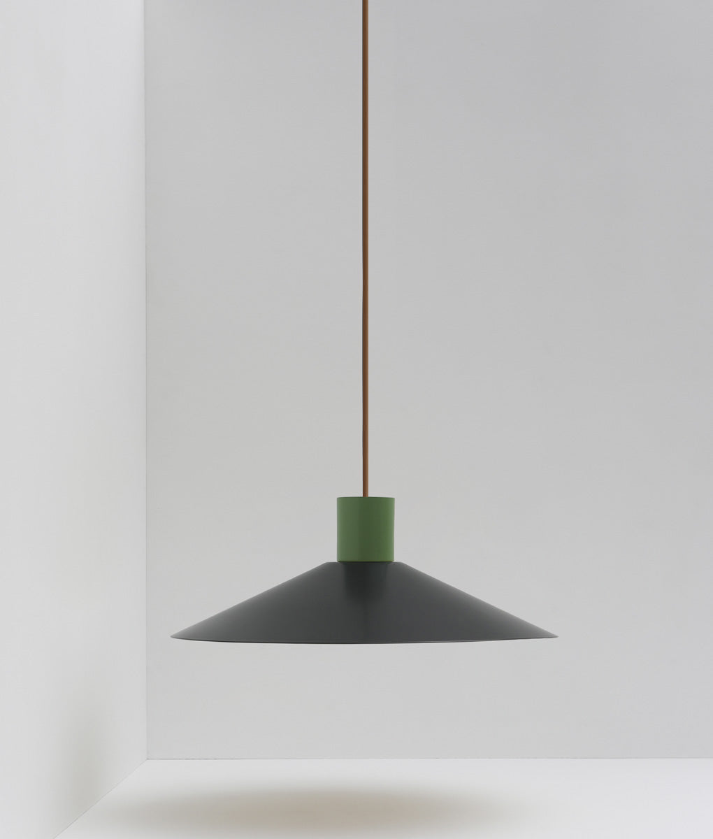 Suspension évasée "Belle de nuit", grand modèle, noir et vert champêtre, câble marron - La Quincaillerie moderne
