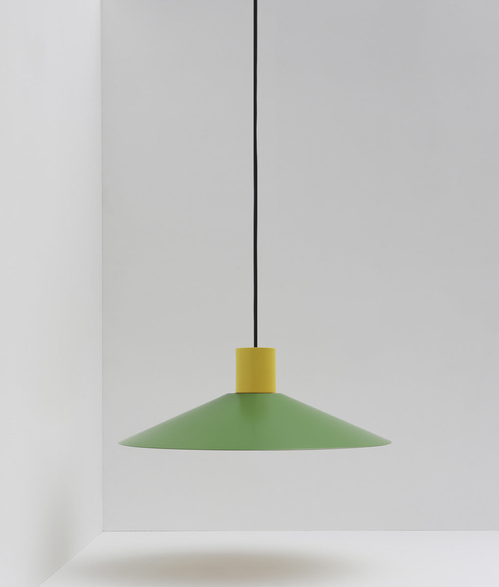 Suspension évasée "Belle de nuit", grand modèle, jaune bouton d'or et vert champêtre, câble noir - La Quincaillerie moderne