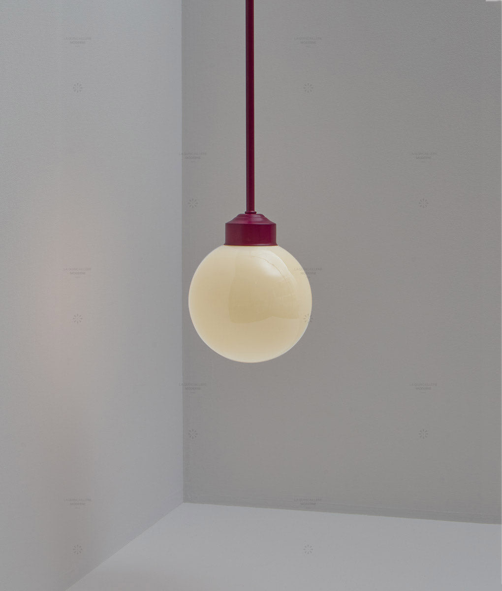 La Quincaillerie moderne - Suspension "Bistro" prune, verrerie opaline satinée