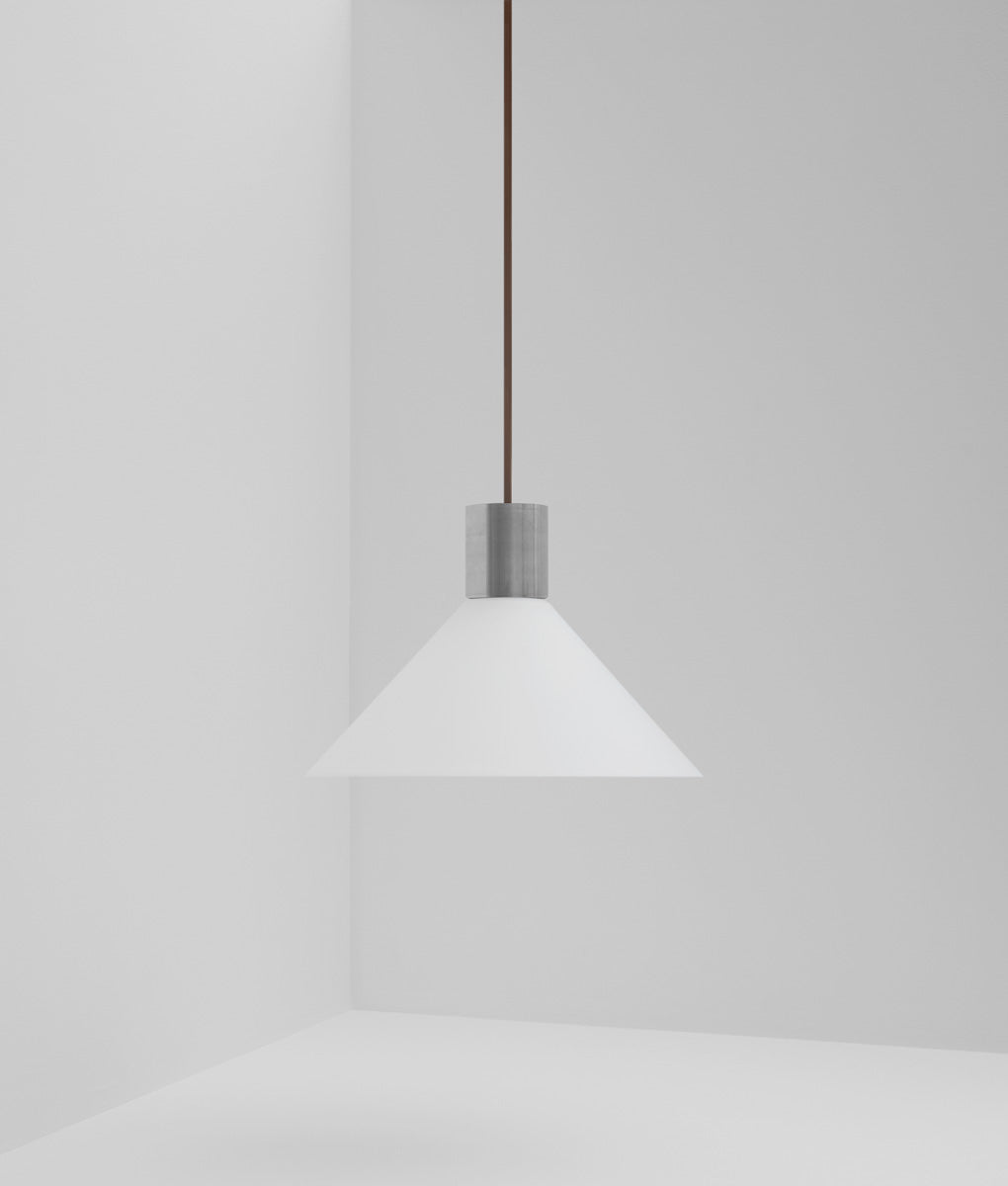 Suspension "Délices", abat-jour en opaline blanche mate, grand modèle