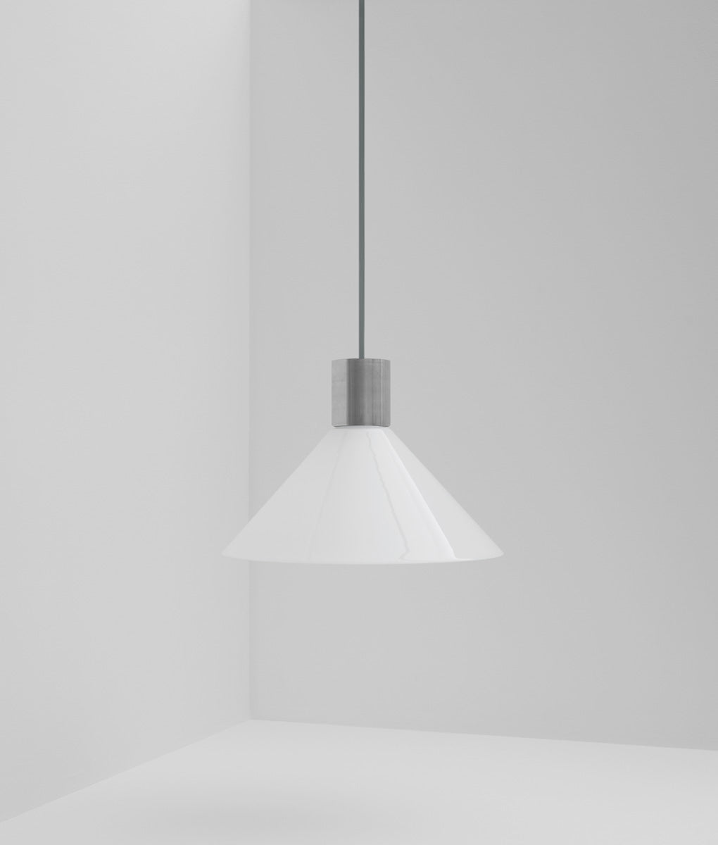 Suspension "Délices", abat-jour en opaline blanche satinée, grand modèle