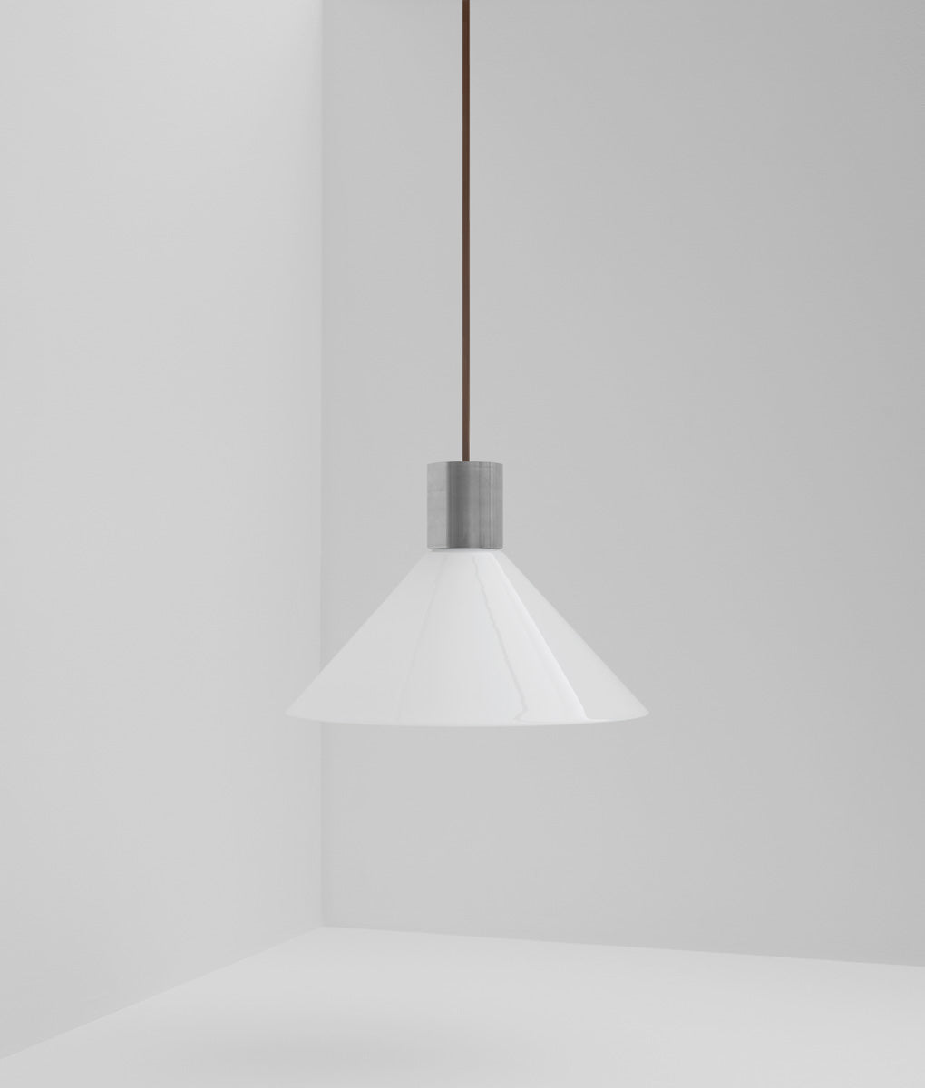 Suspension "Délices", abat-jour en opaline blanche satinée, grand modèle