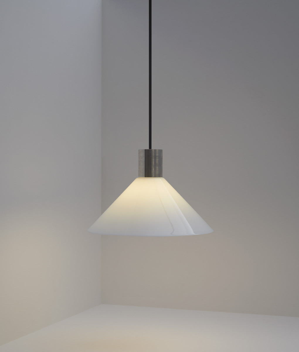 Suspension "Délices", abat-jour en opaline satinée bleu pâle, grand modèle