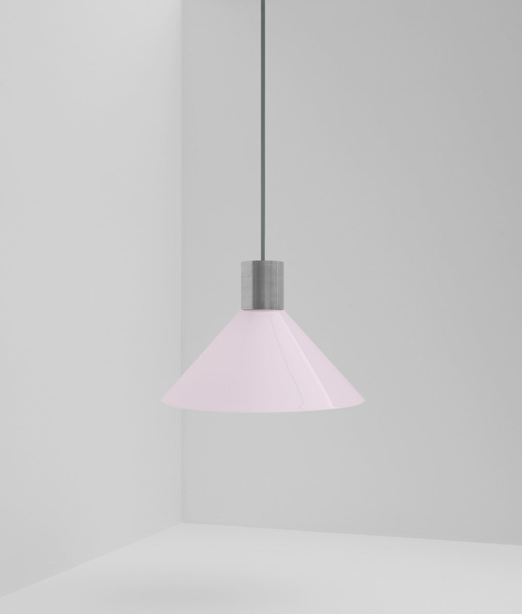 Suspension "Délices", abat-jour en opaline satinée rose pâle, grand modèle