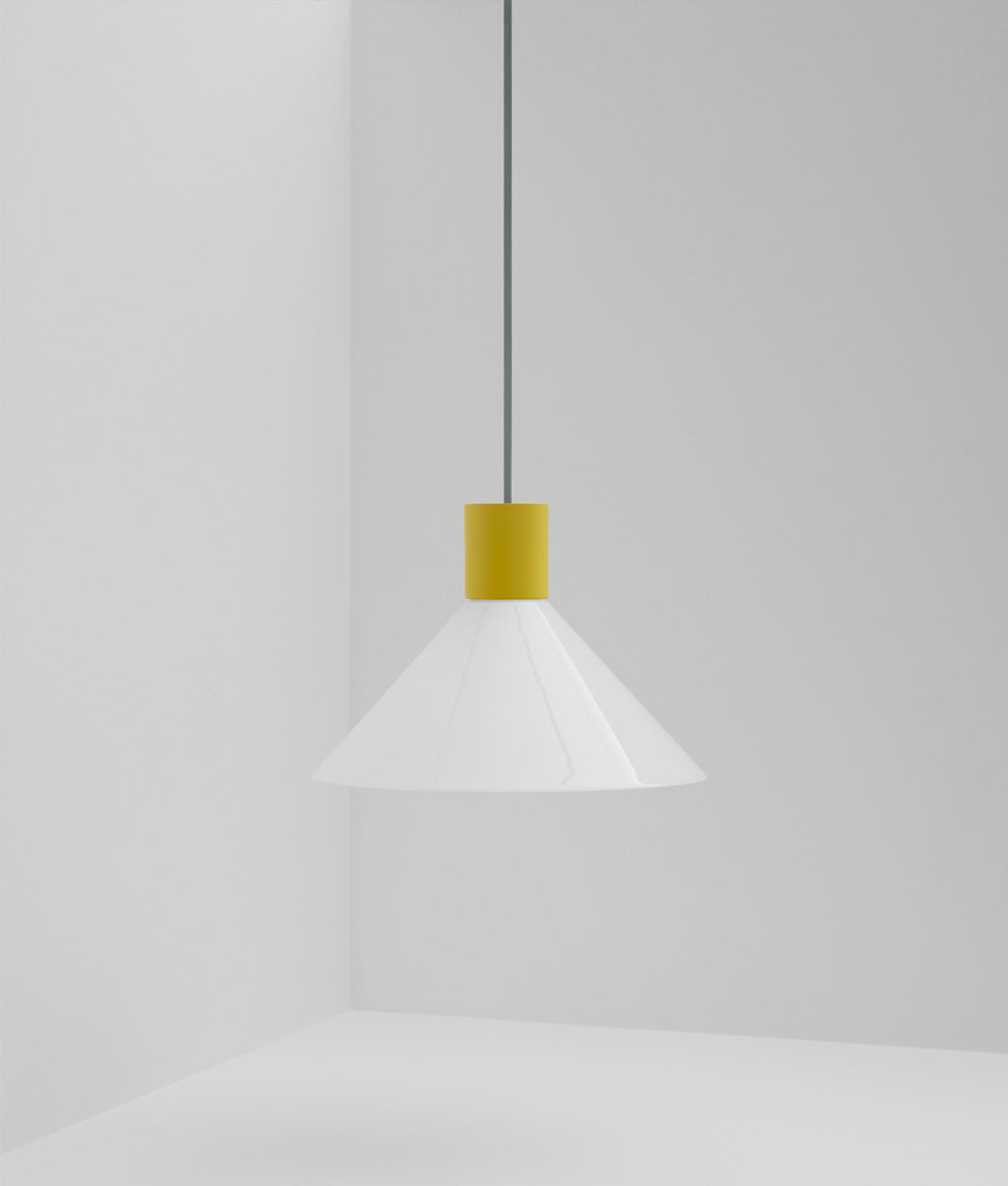 Suspension "Délices", abat-jour en opaline blanche satinée, grand modèle