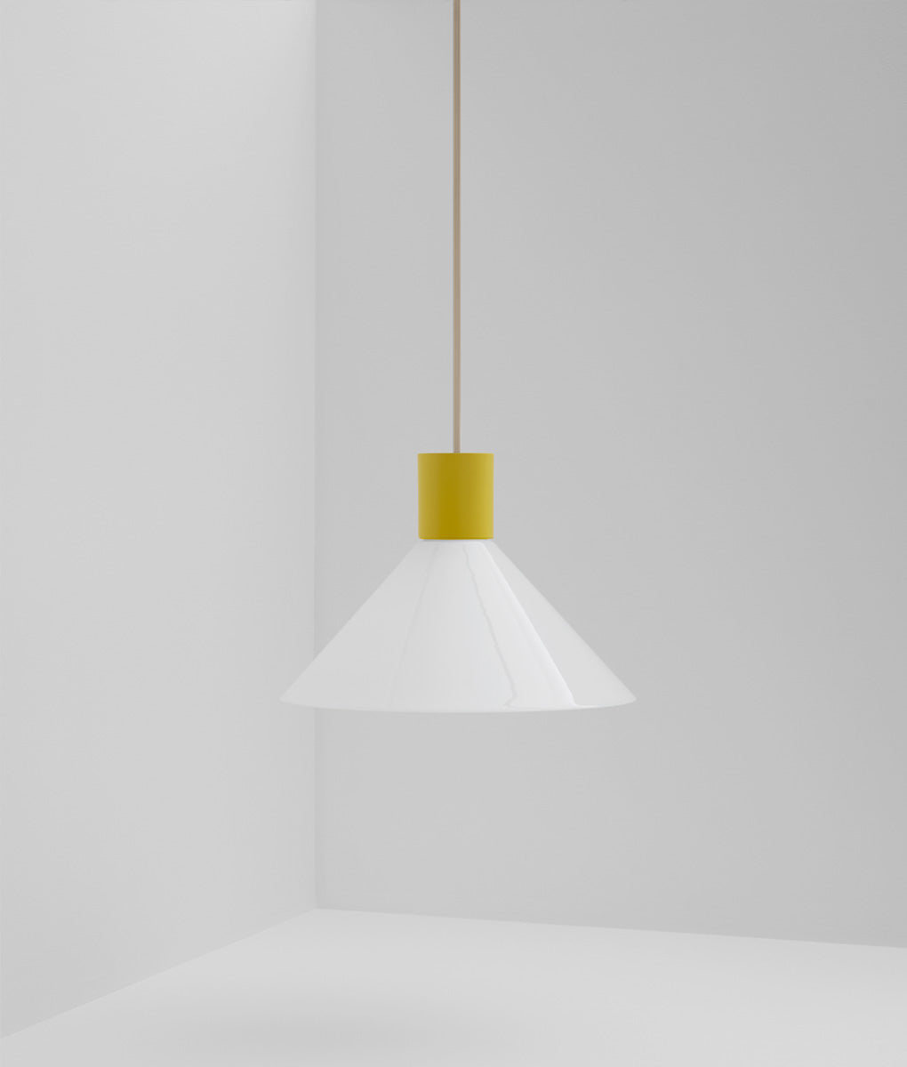 Suspension "Délices", abat-jour en opaline blanche satinée, grand modèle