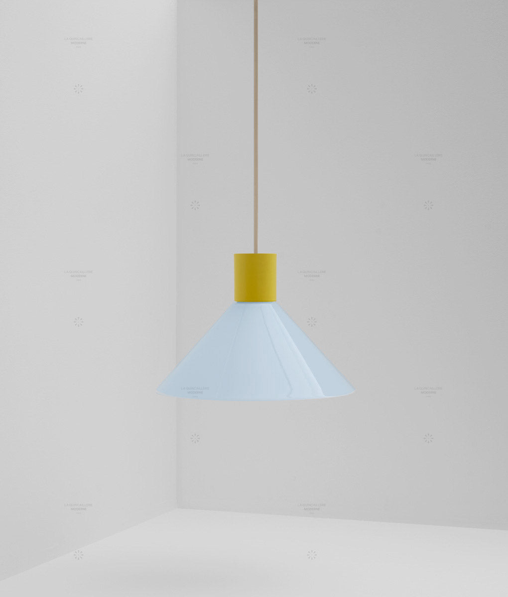 Suspension "Délices", abat-jour en opaline satinée bleu pâle, grand modèle