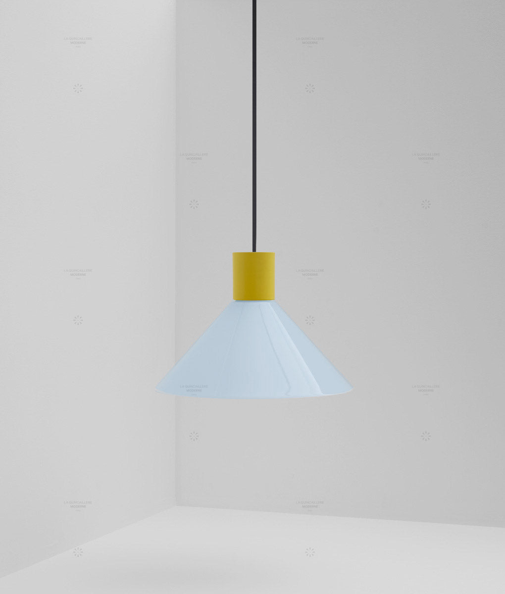 Suspension "Délices", abat-jour en opaline satinée bleu pâle, grand modèle