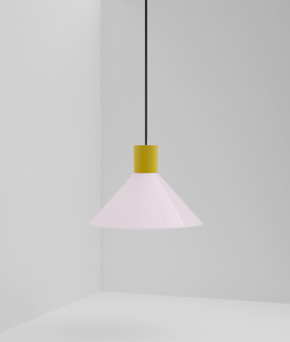 Suspension "Délices", abat-jour en opaline satinée rose pâle, grand modèle
