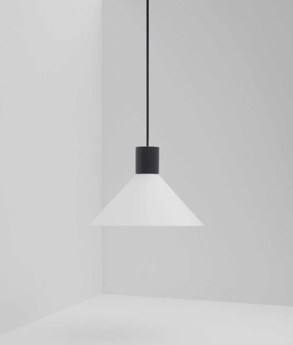 Suspension "Délices", abat-jour en opaline blanche mate, grand modèle