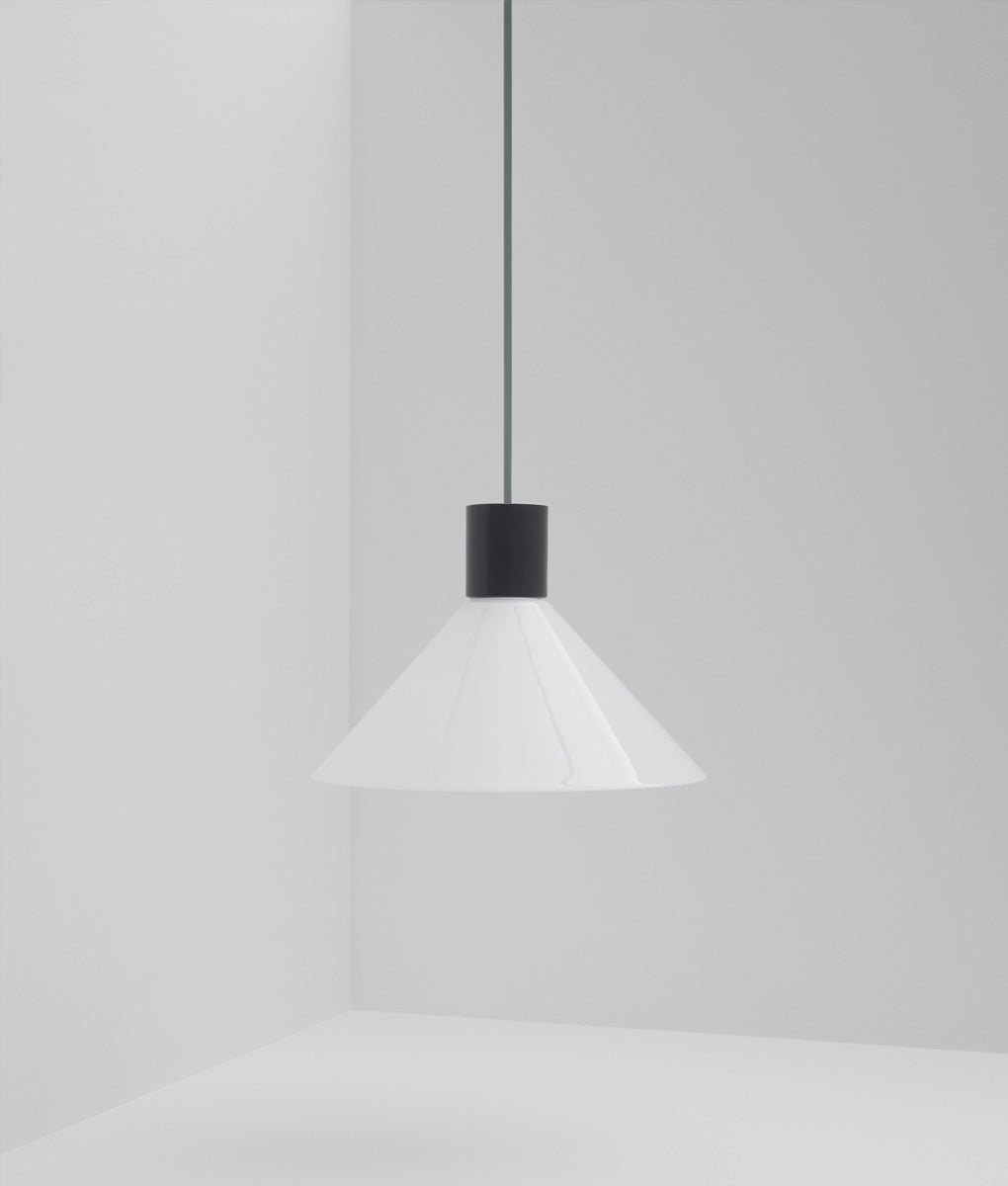 Suspension "Délices", abat-jour en opaline blanche satinée, grand modèle
