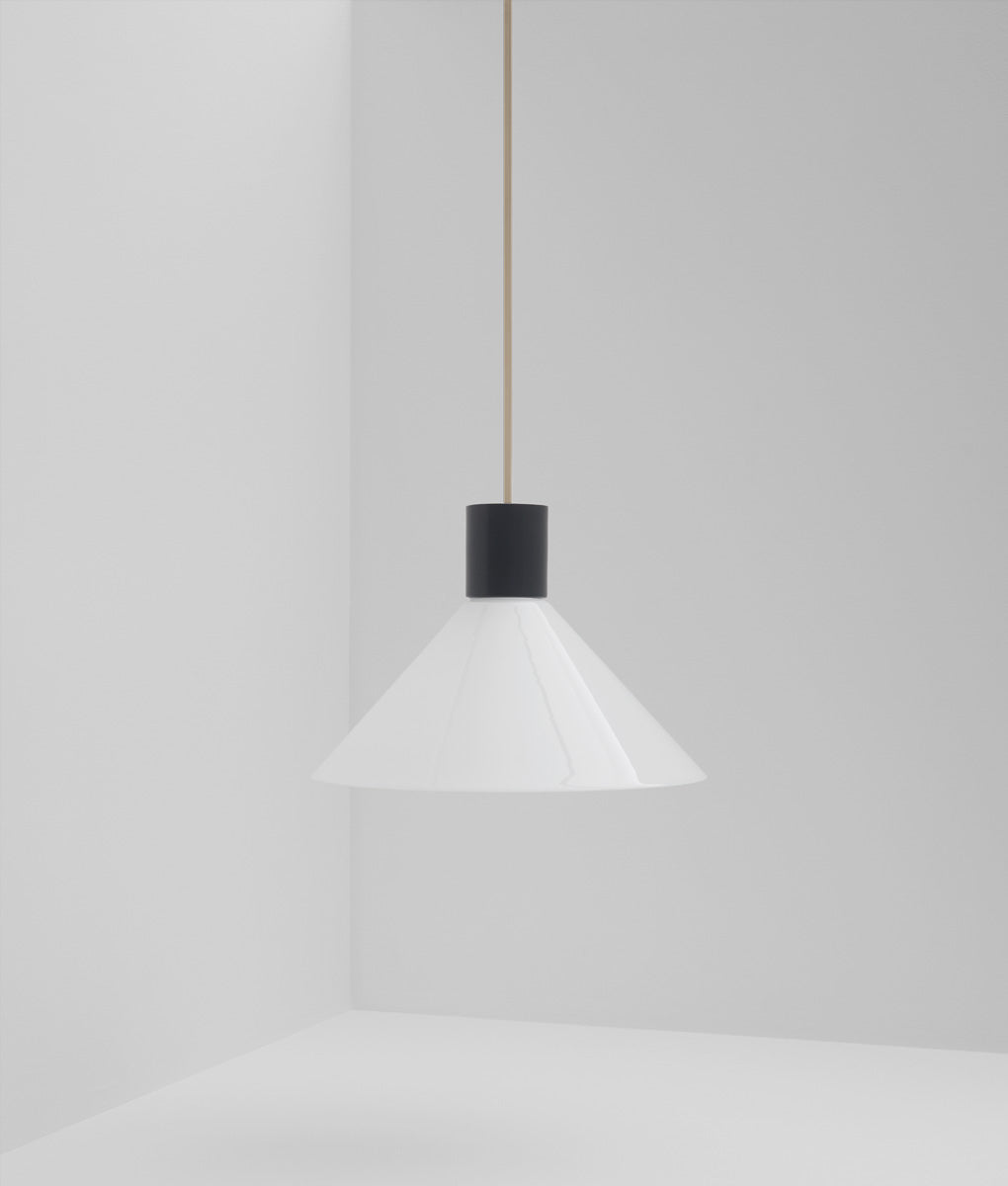 Suspension "Délices", abat-jour en opaline blanche satinée, grand modèle