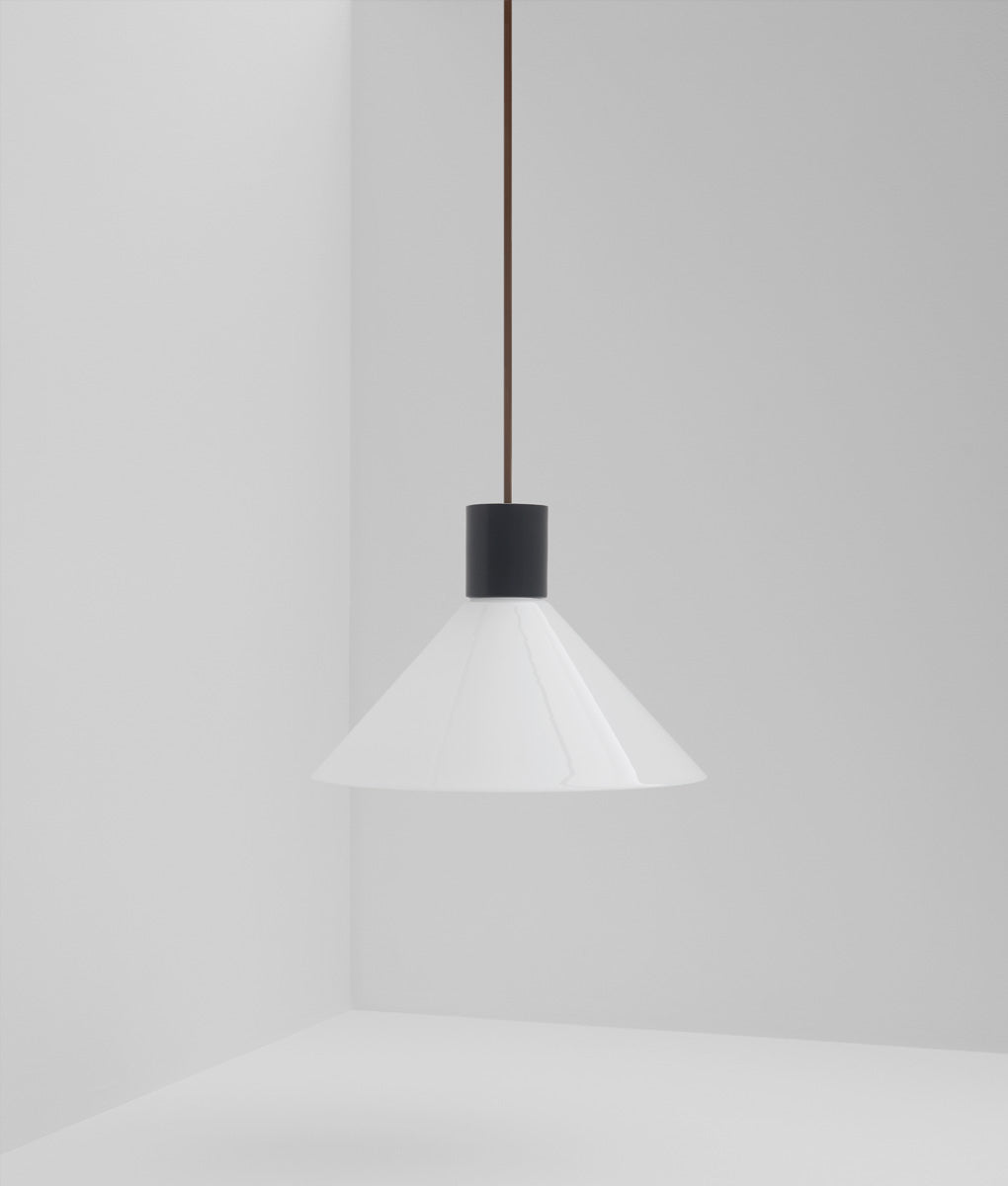 Suspension "Délices", abat-jour en opaline blanche satinée, grand modèle