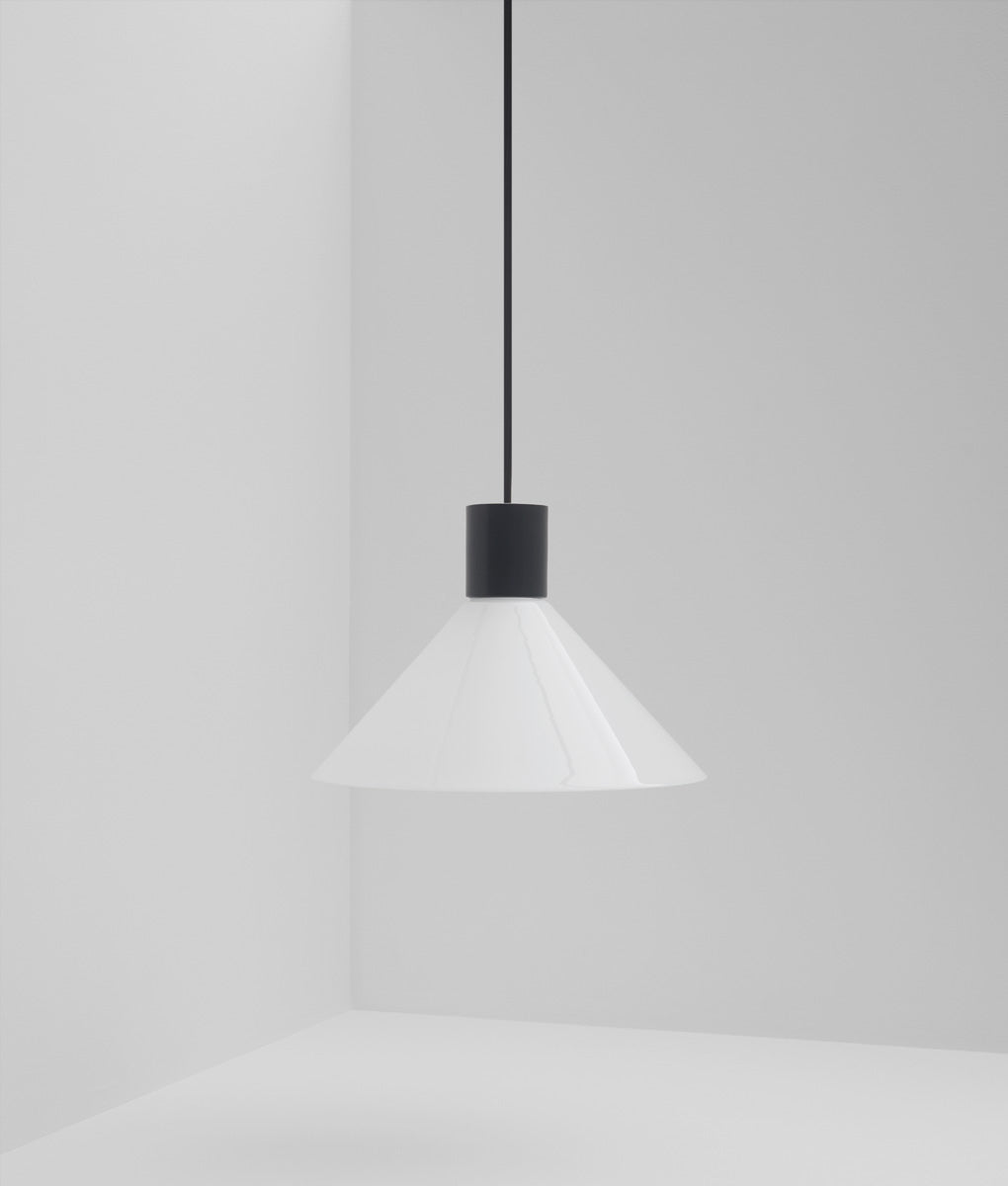 Suspension "Délices", abat-jour en opaline blanche satinée, grand modèle