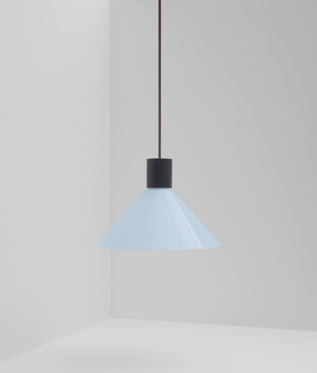 Suspension "Délices", abat-jour en opaline satinée bleu pâle, grand modèle