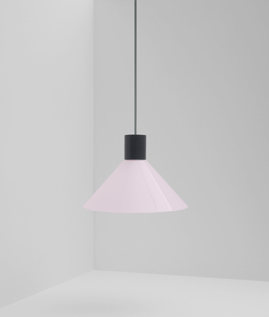 Suspension "Délices", abat-jour en opaline satinée rose pâle, grand modèle