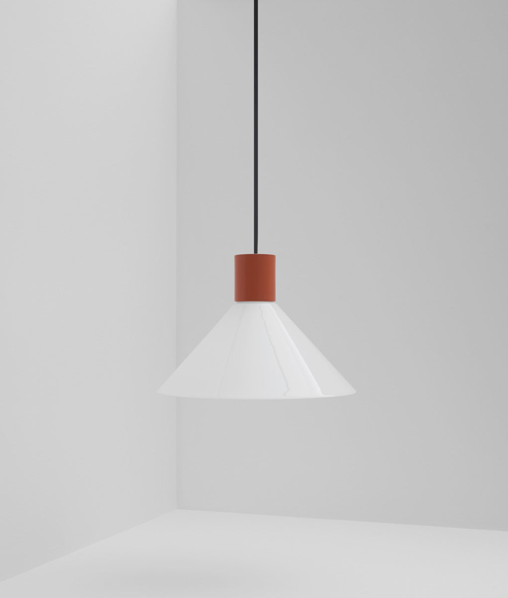 Suspension "Délices", abat-jour en opaline blanche satinée, grand modèle