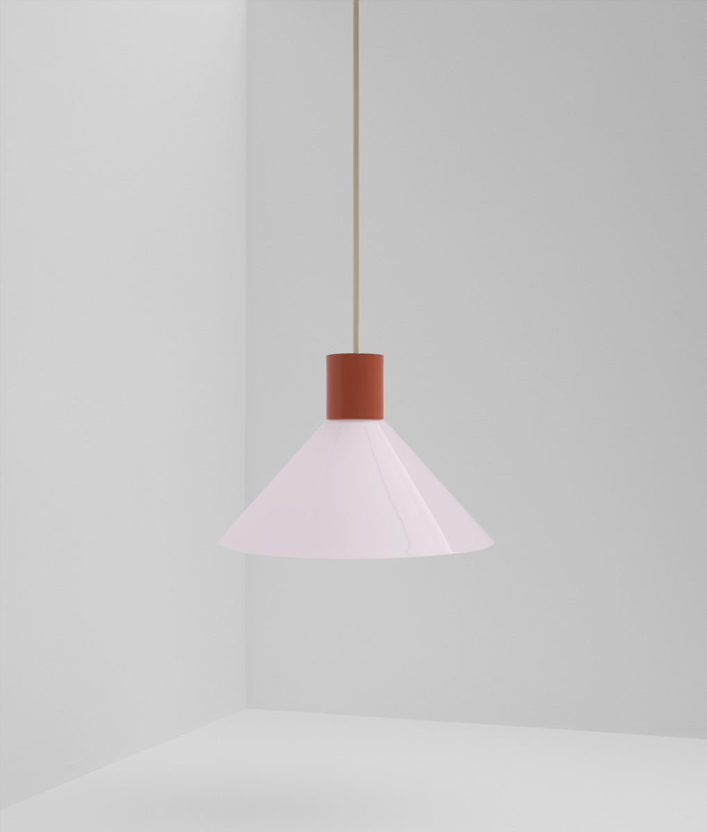Suspension "Délices", abat-jour en opaline satinée rose pâle, grand modèle
