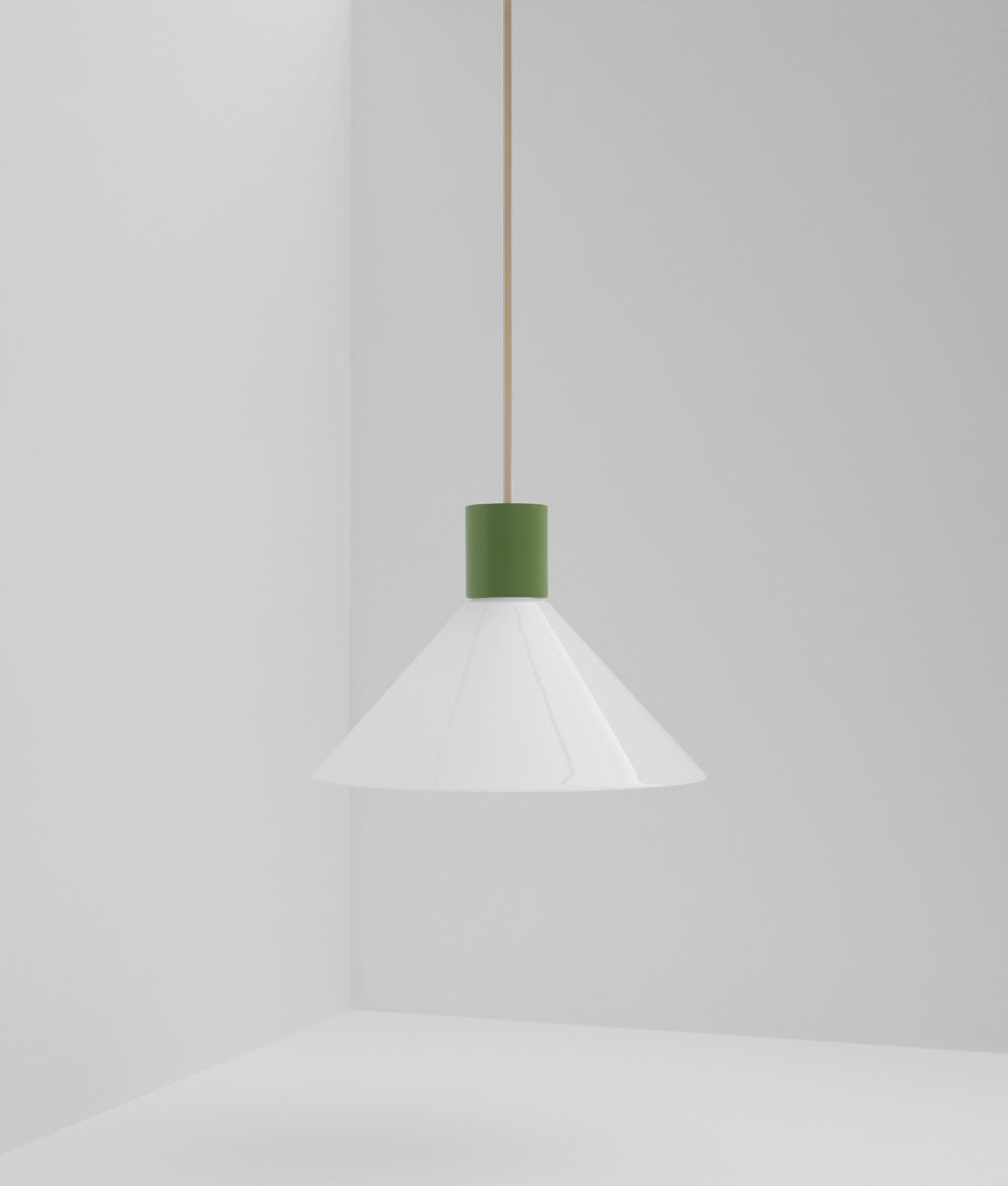 Suspension "Délices", abat-jour en opaline blanche satinée, grand modèle