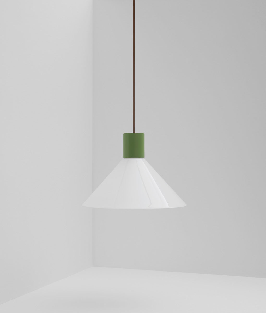 Suspension "Délices", abat-jour en opaline blanche satinée, grand modèle