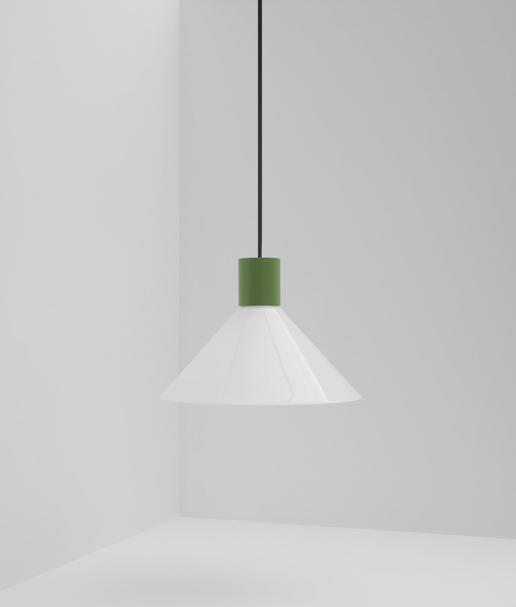 Suspension "Délices", abat-jour en opaline blanche satinée, grand modèle