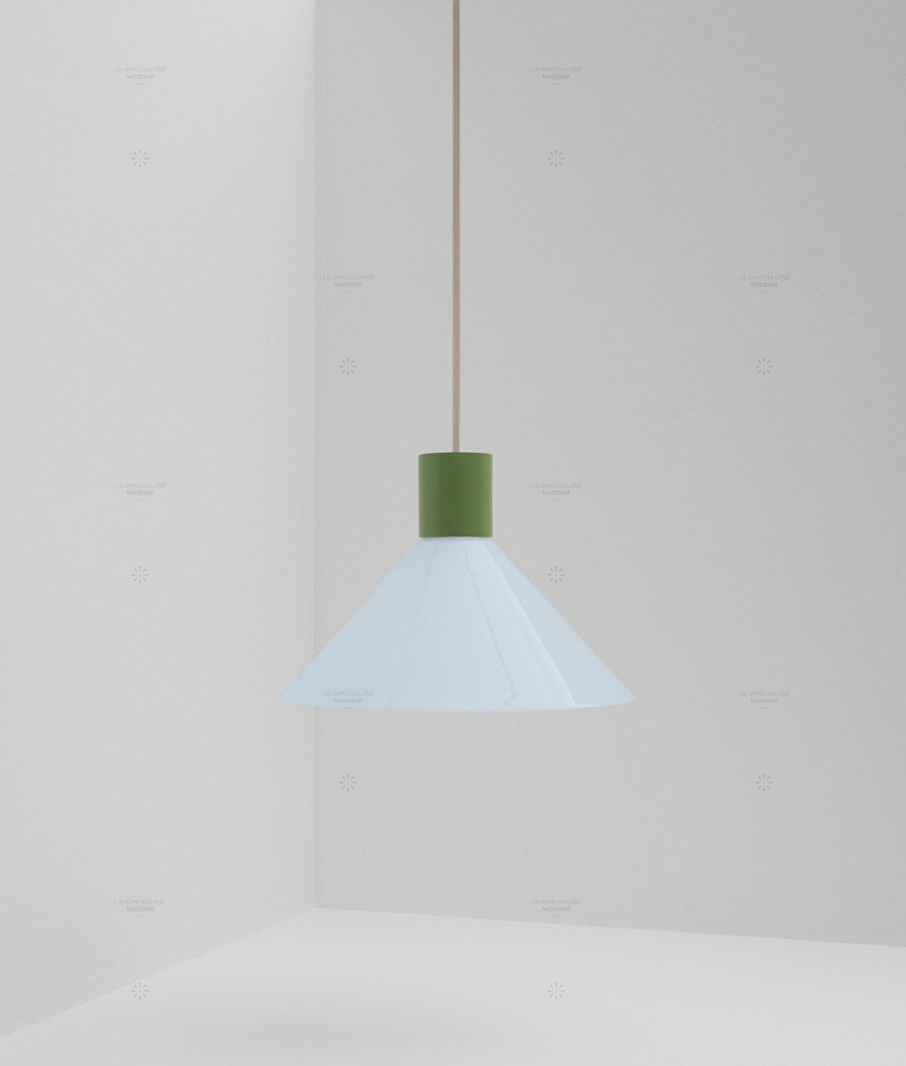 Suspension "Délices", abat-jour en opaline satinée bleu pâle, grand modèle