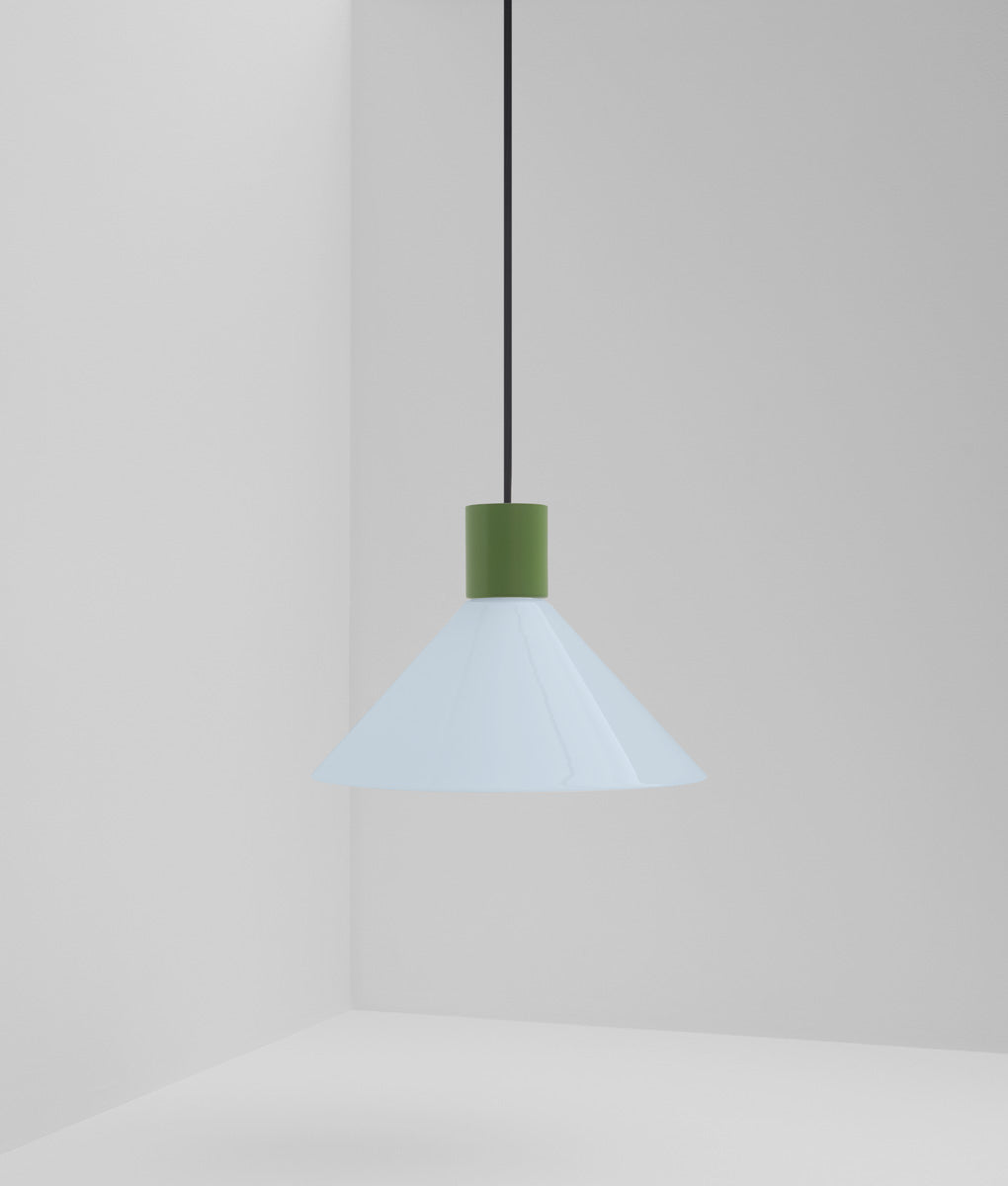 Suspension "Délices", abat-jour en opaline satinée bleu pâle, grand modèle