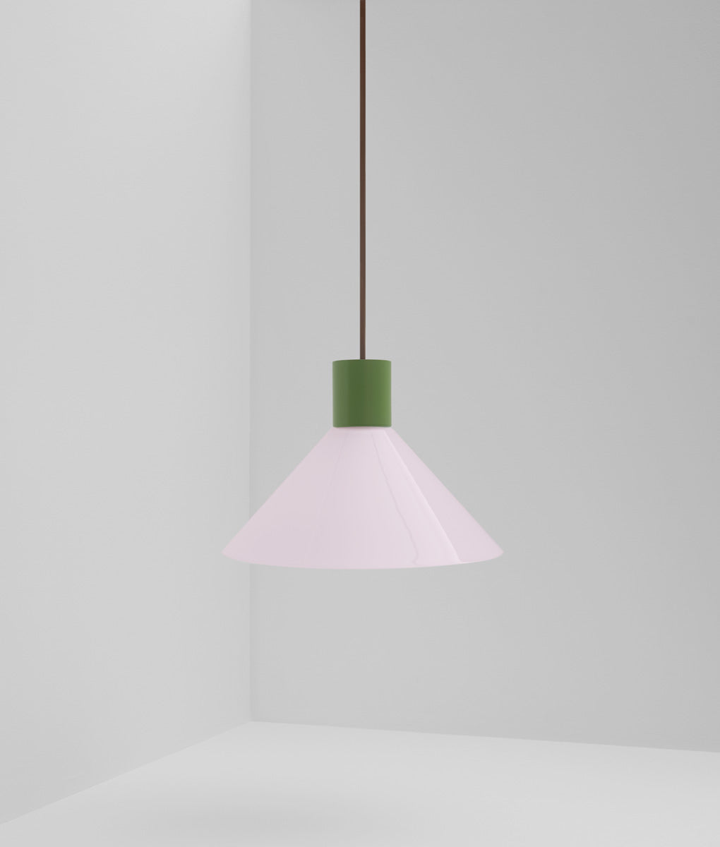 Suspension "Délices", abat-jour en opaline satinée rose pâle, grand modèle