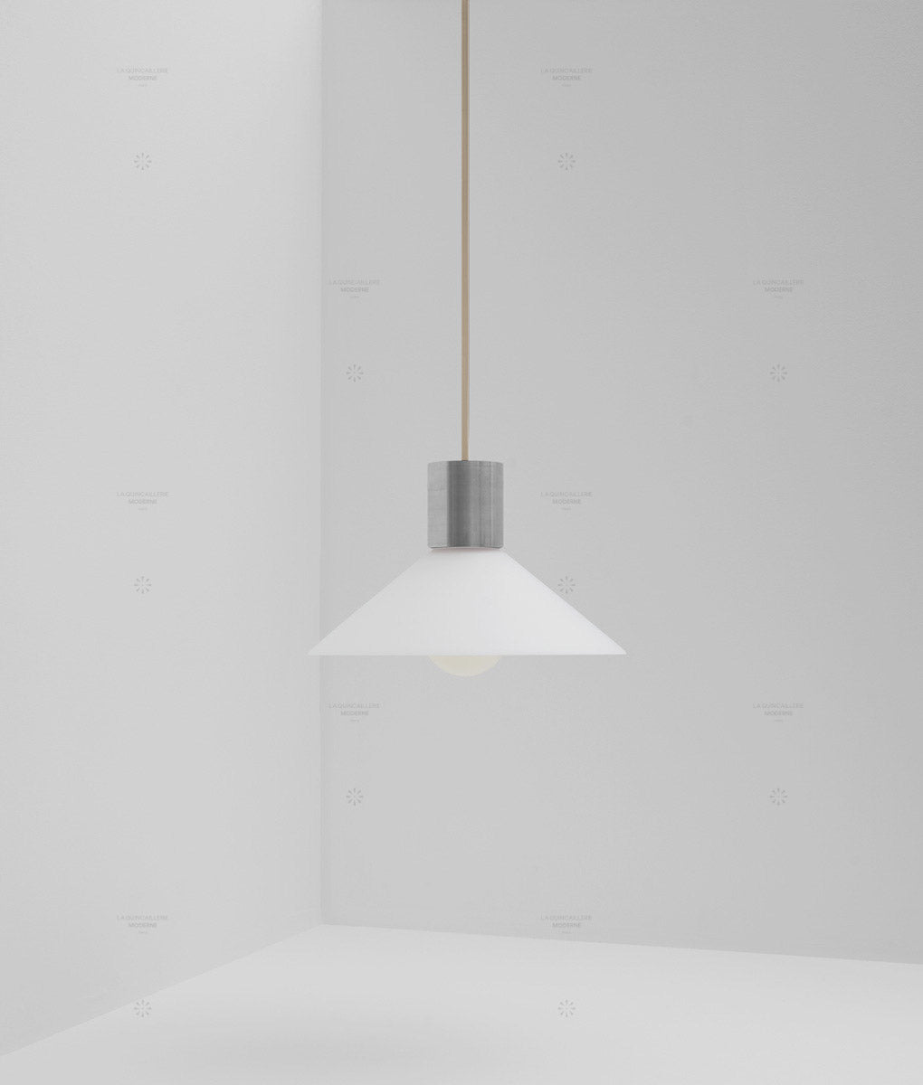 Suspension "Délices", abat-jour en opaline blanche mate, petit modèle