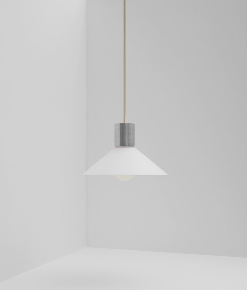 Suspension "Délices", abat-jour en opaline blanche mate, petit modèle