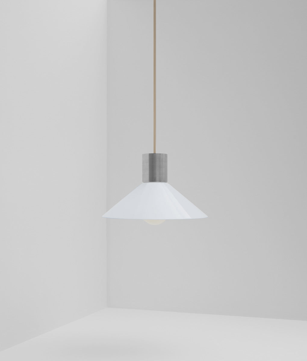 Suspension "Délices", abat-jour en opaline blanche satinée, petit modèle