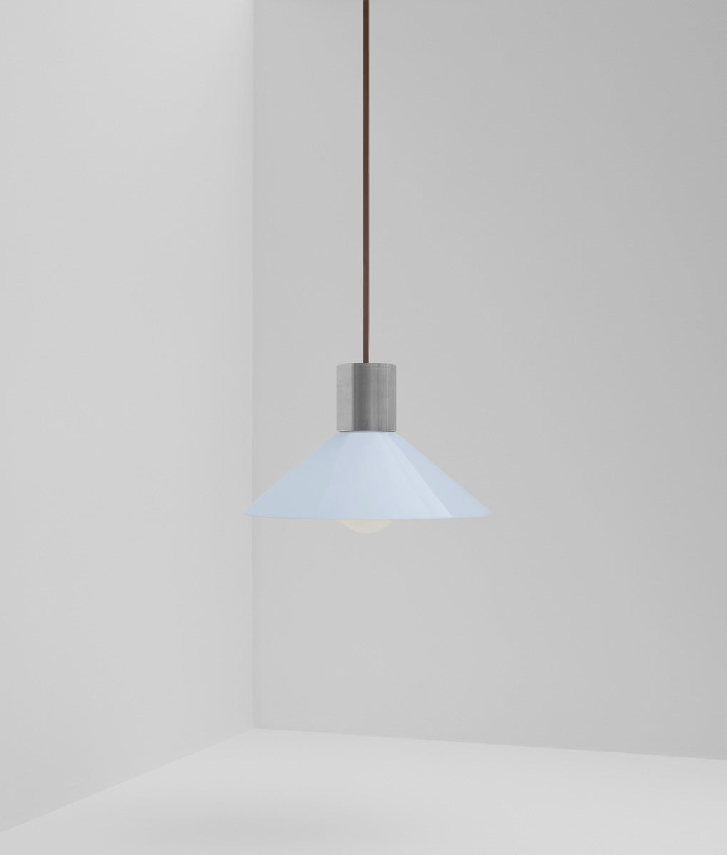 Suspension "Délices", abat-jour en opaline satinée bleu pâle, petit modèle