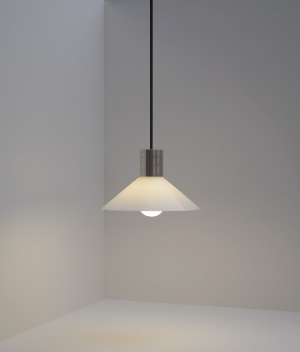 La Quincaillerie moderne - Suspension "Délices" en aluminium peint et verre opalin - Fabriqué en Europe et assemblé à Paris