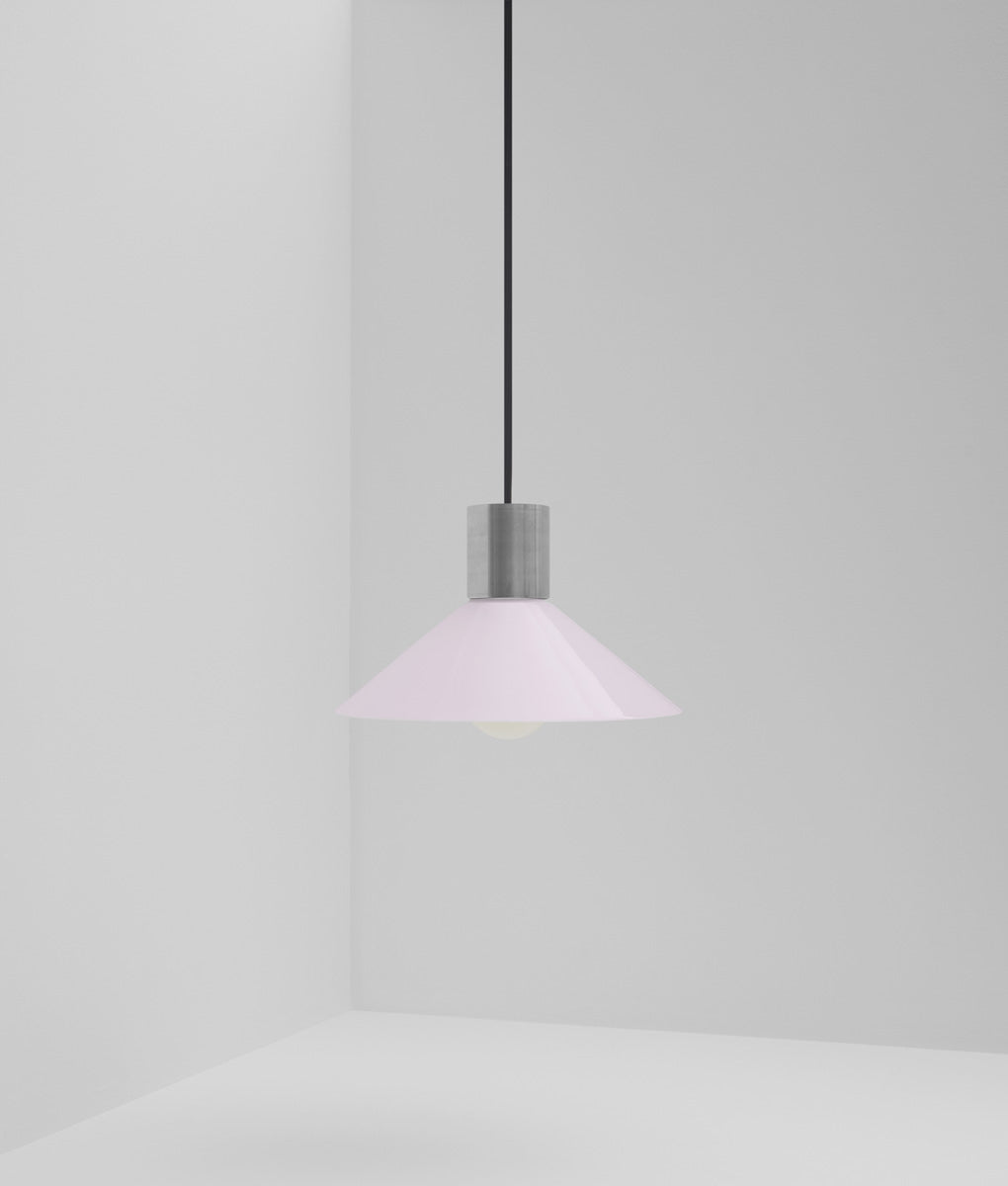 Suspension "Délices", abat-jour en opaline satinée rose pâle, petit modèle