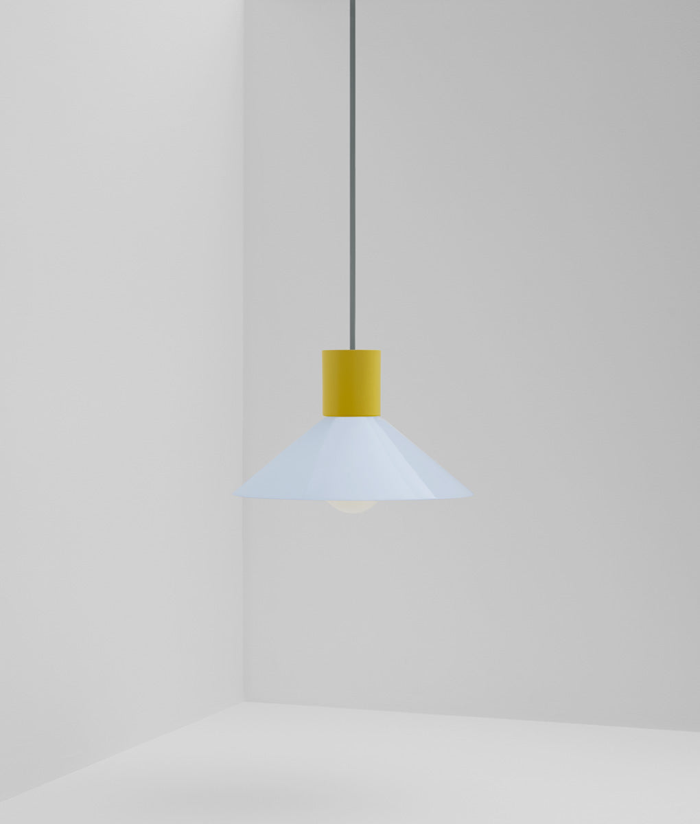 Suspension "Délices", abat-jour en opaline satinée bleu pâle, petit modèle
