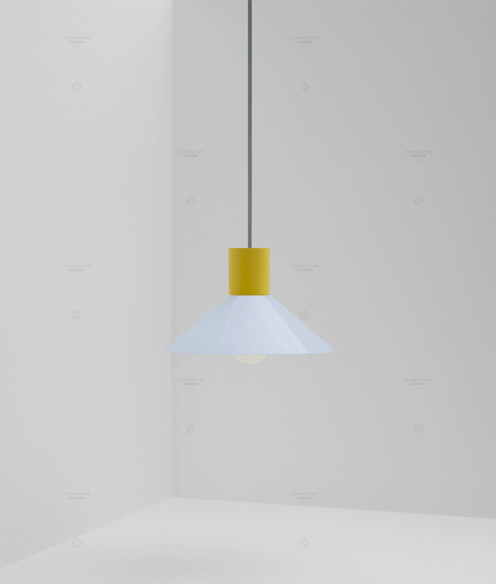 Suspension "Délices", abat-jour en opaline satinée bleu pâle, petit modèle